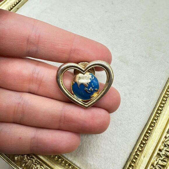 Vintage Jewelry Signed Avon Lovely Enamel Love Earth in Heart Pin Brooch - Picture 1 of 2